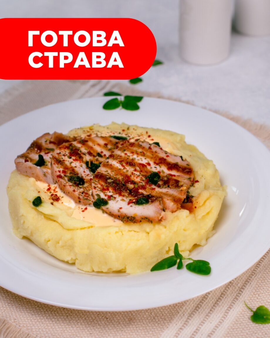 Chicken fillet with mashed potatoes and cheese sauce
