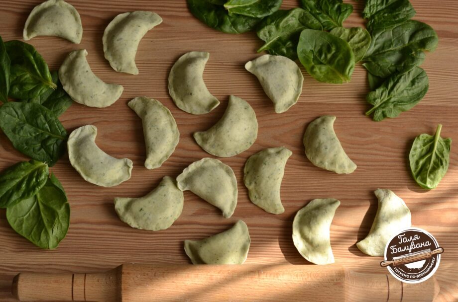 Vareniki with spinach and salty cheese