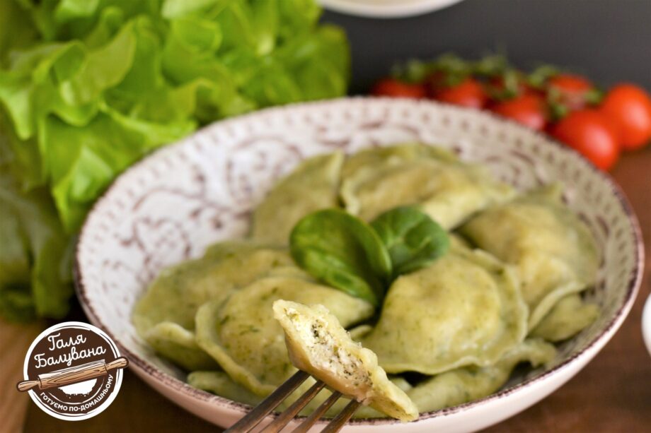 Vareniki with spinach and salty cheese