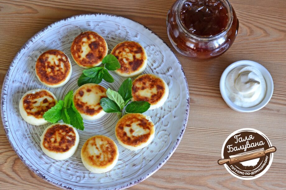 Cheesecakes (syrniki) with banana