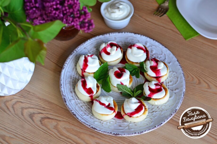 Cheesecakes (syrniki) with banana