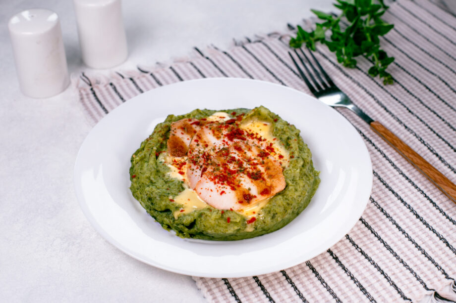 Turkey fillet with mashed potatoes and spinach