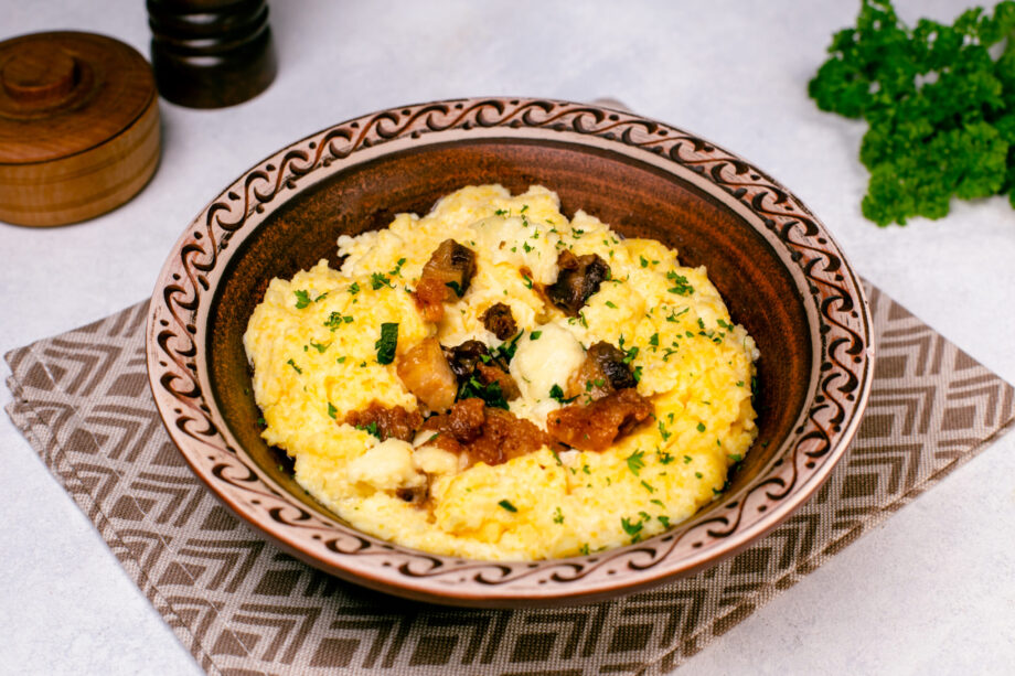 Banosh with cheese and crackers