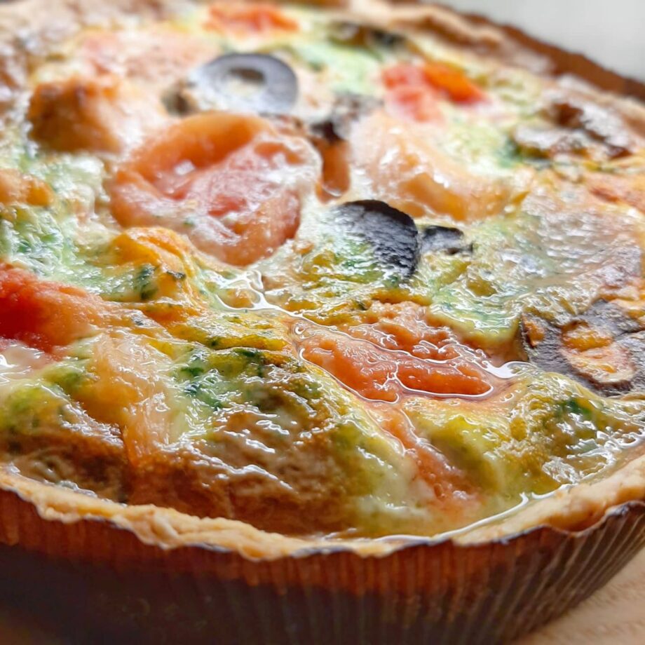 Quiche with salmon and spinach